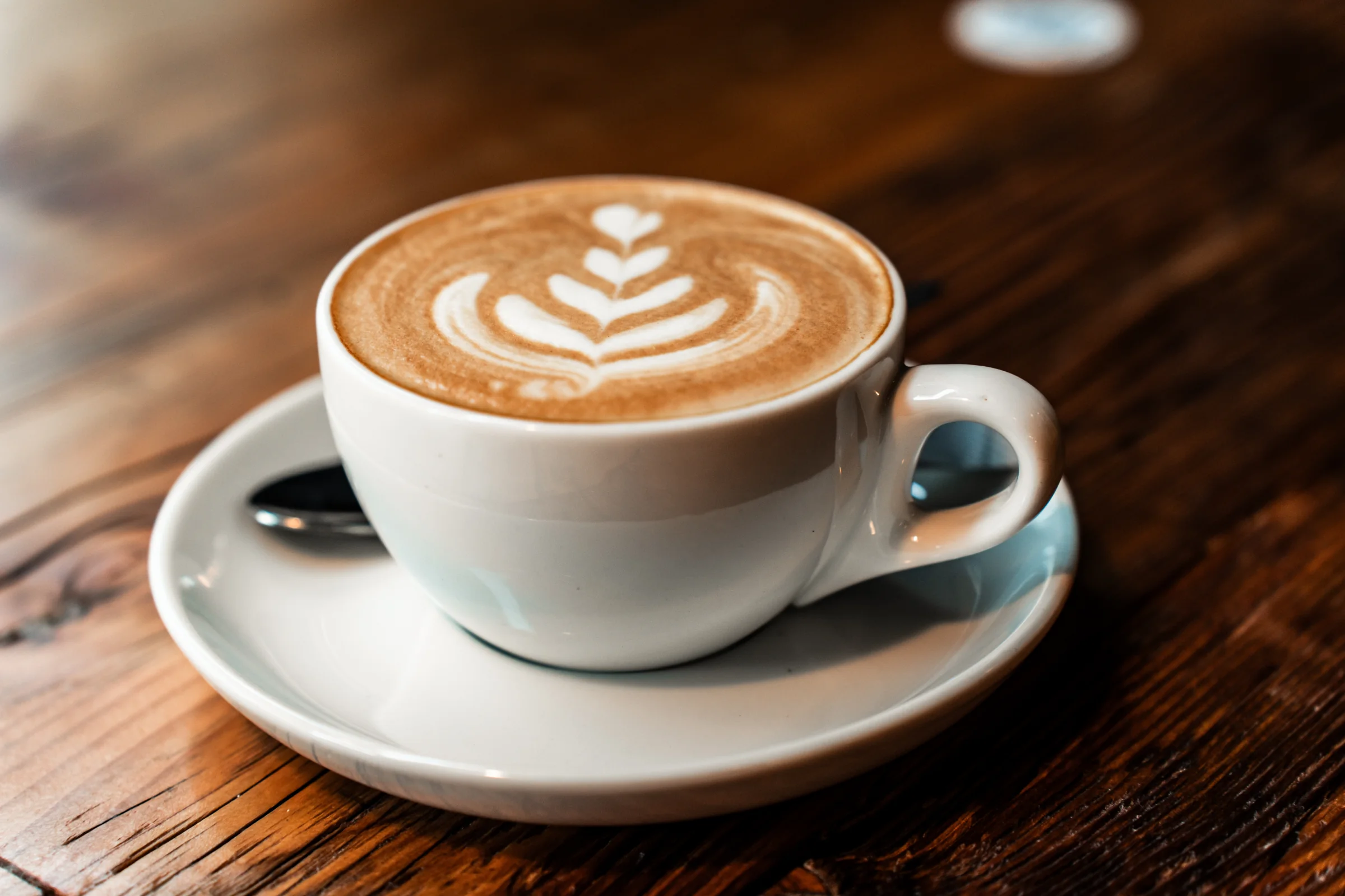 Detailaufnahme einer frisch zubereiteten Tasse Kaffee