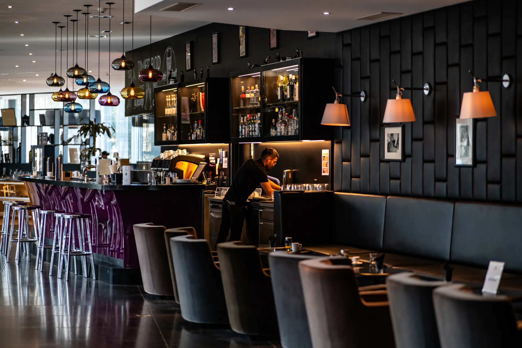 Modernes Hotelinterieur mit Bar 