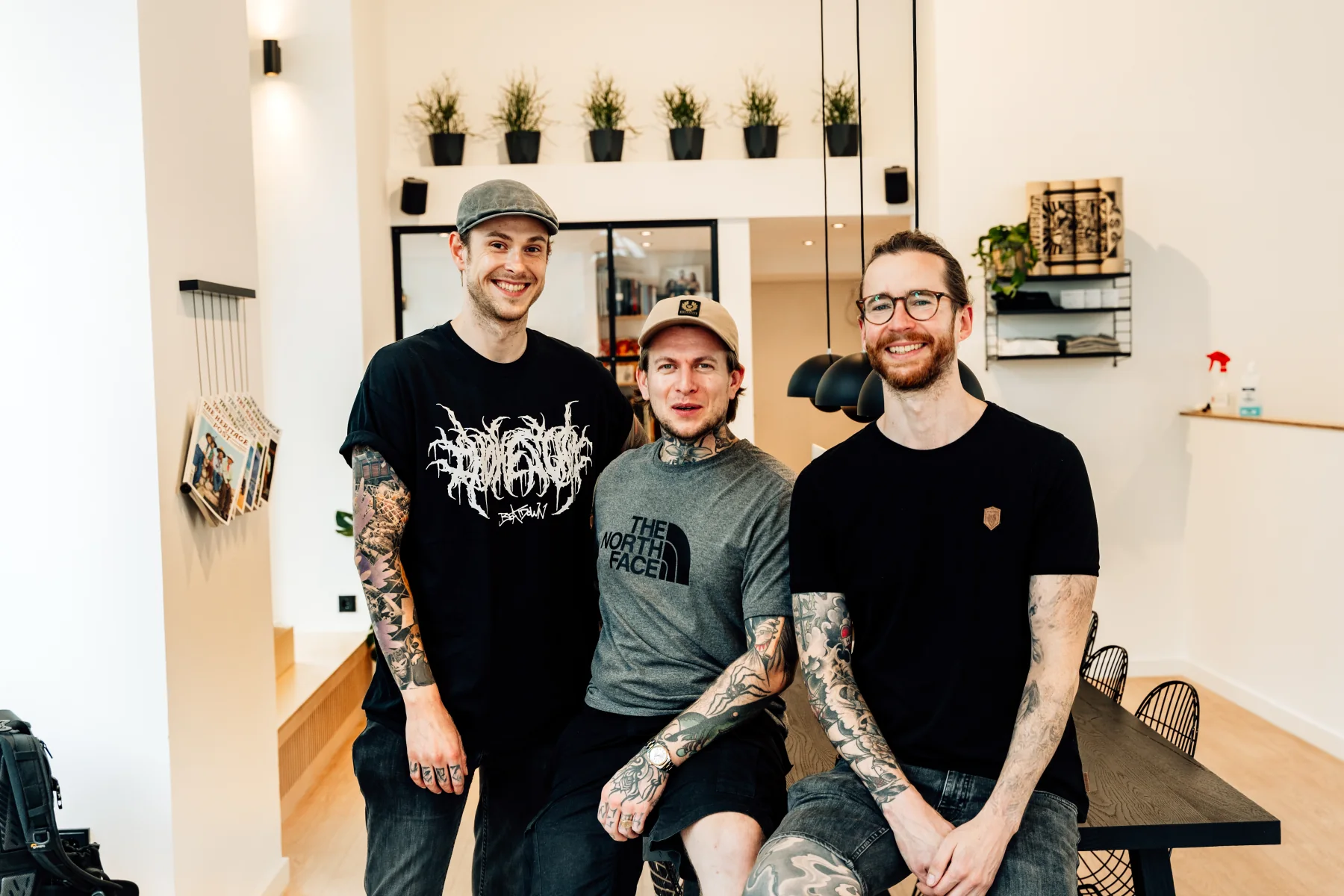 Team eines Tattoo-Studios in einem hellen Arbeitsraum