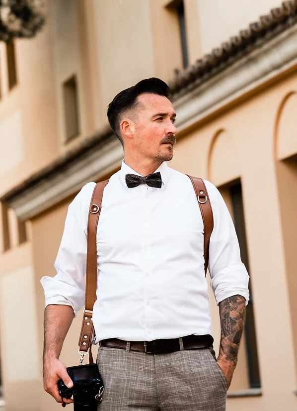 Carsten Seidel bei einer Hochzeit mit Fliege und Kameragurt