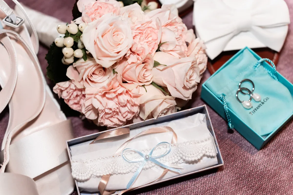 Rosa Blumen, Schuhe und Schmuck der Braut