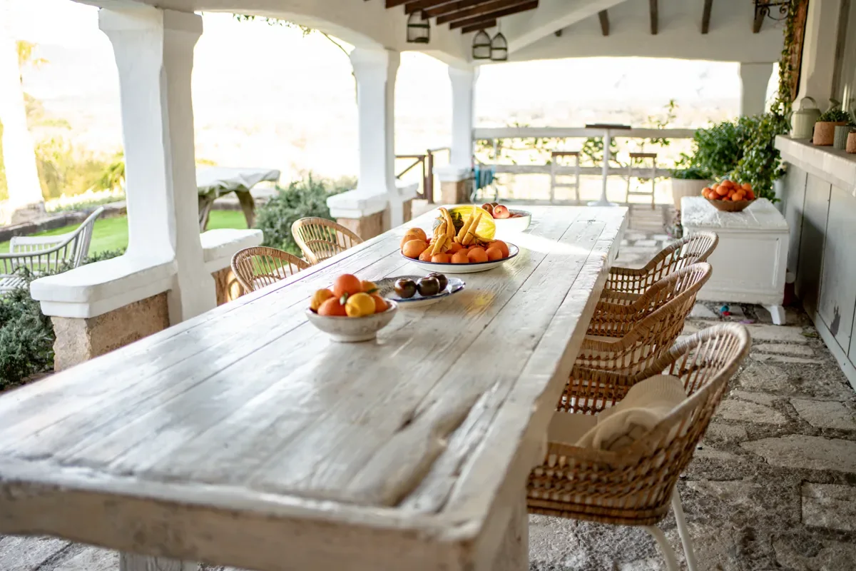 Lange gedeckte Tafel auf einer hellen Terrasse