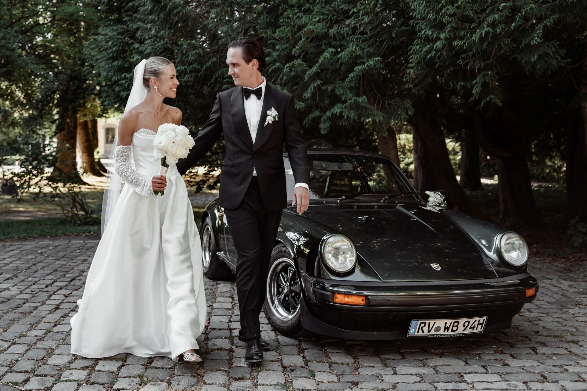 Brautpaar mit Hochzeitsauto
