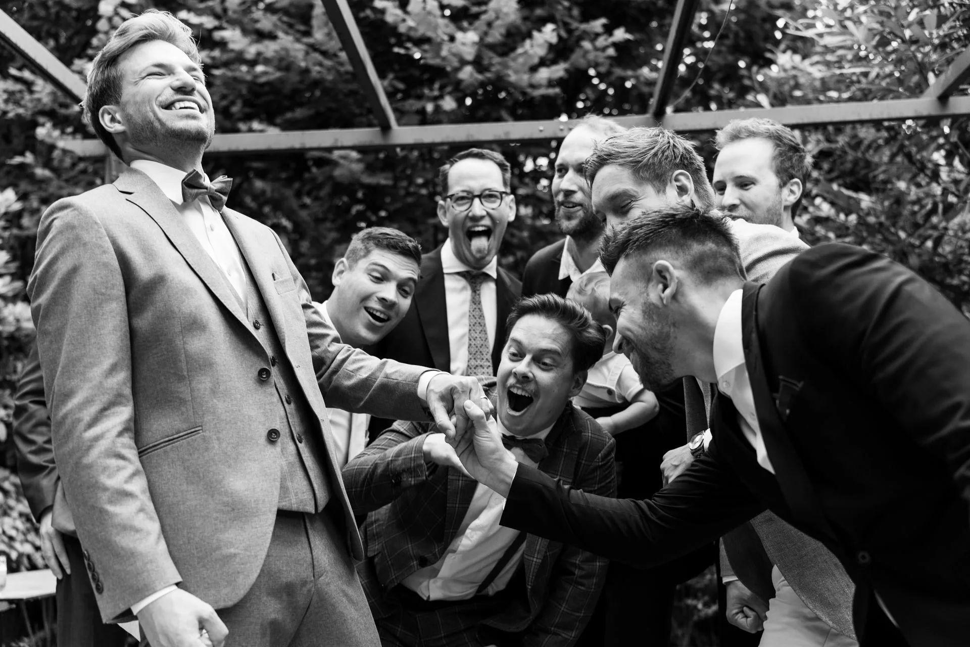 Bräutigam zeigt seinen Ring den Groomsman