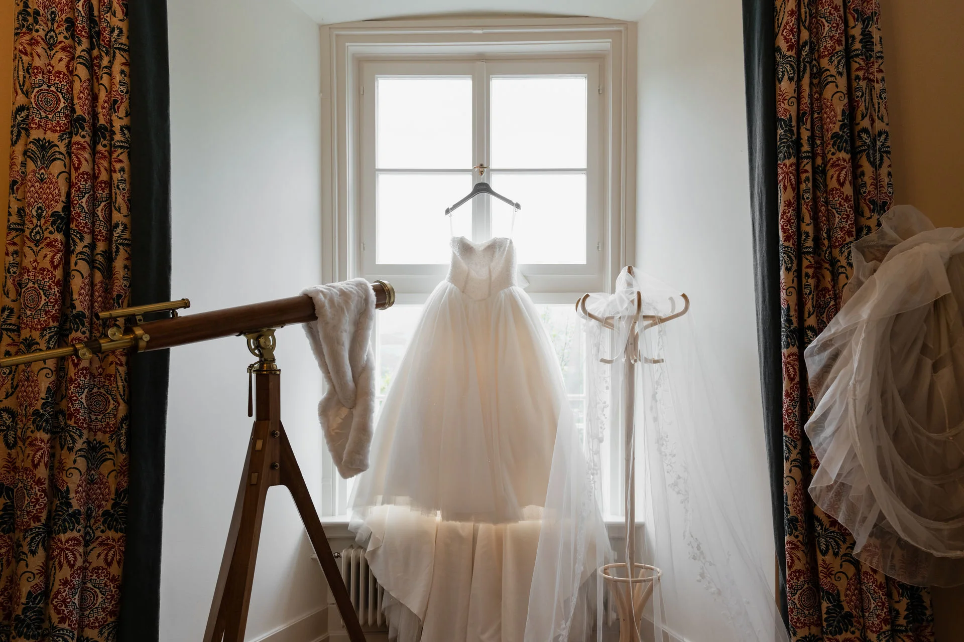 Brautkleid im Zimmer