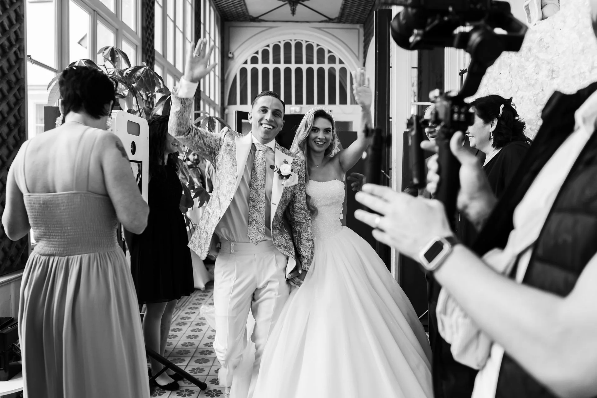 Brautpaar schneidet gemeinsam die Hochzeitstorte an