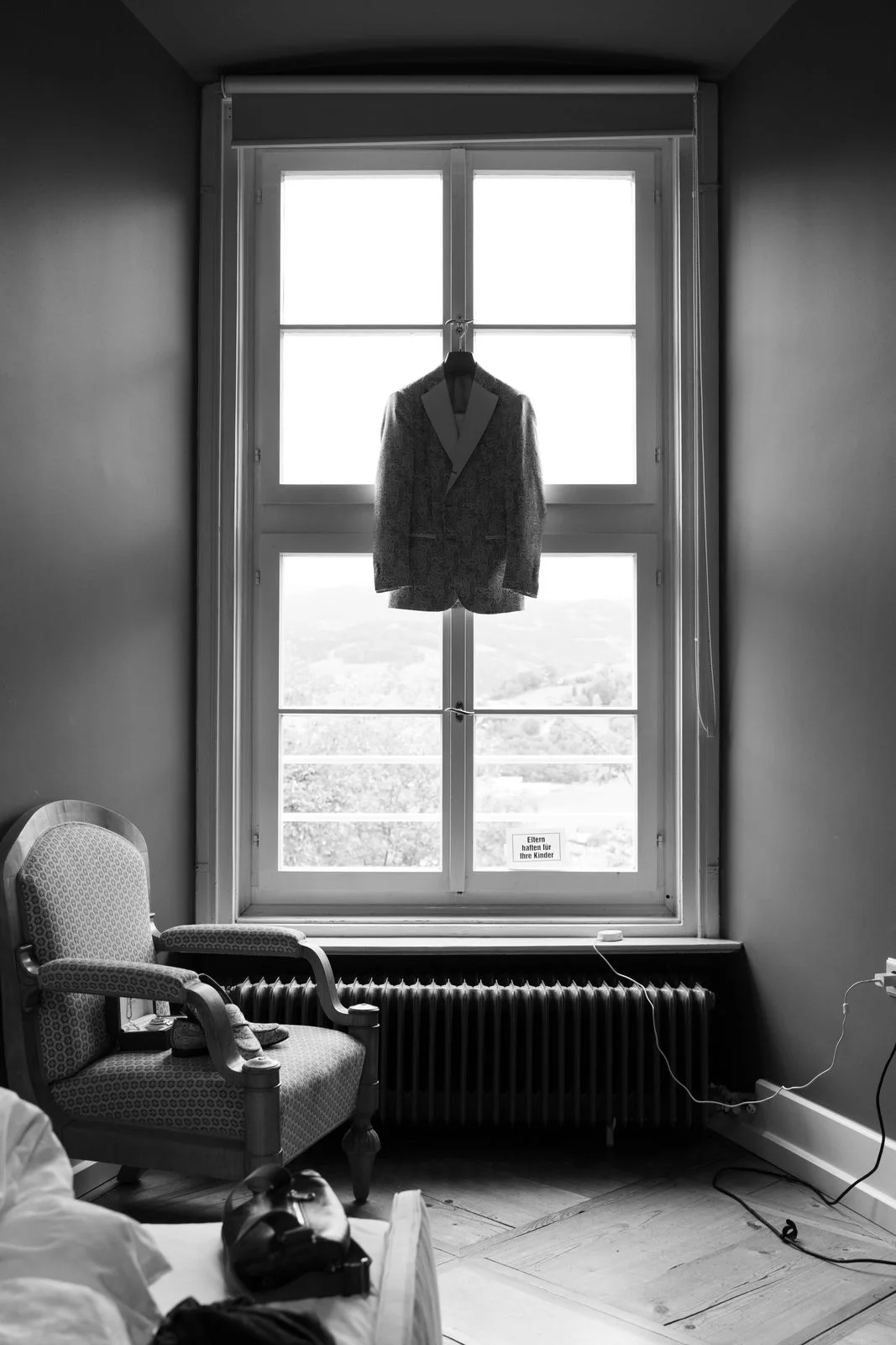 Anzug des Bräutigams hängt am fenster