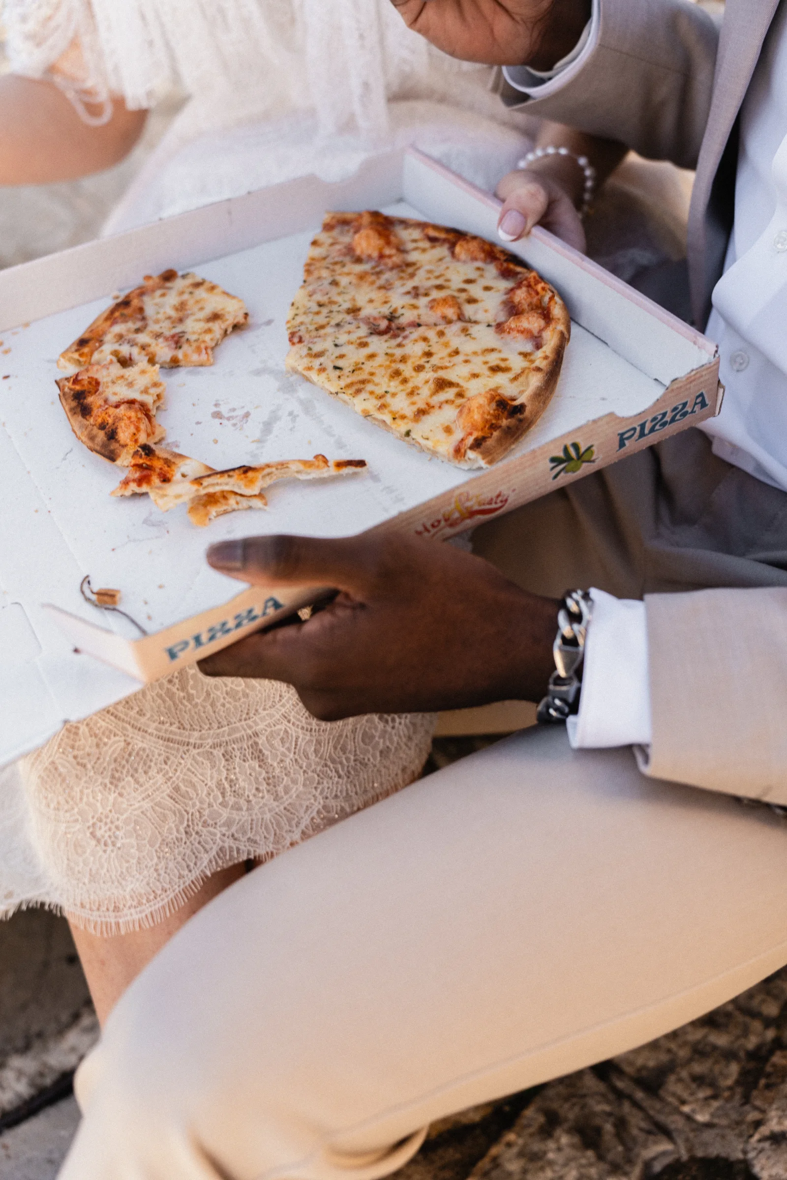 Brautpaar ist Pizza