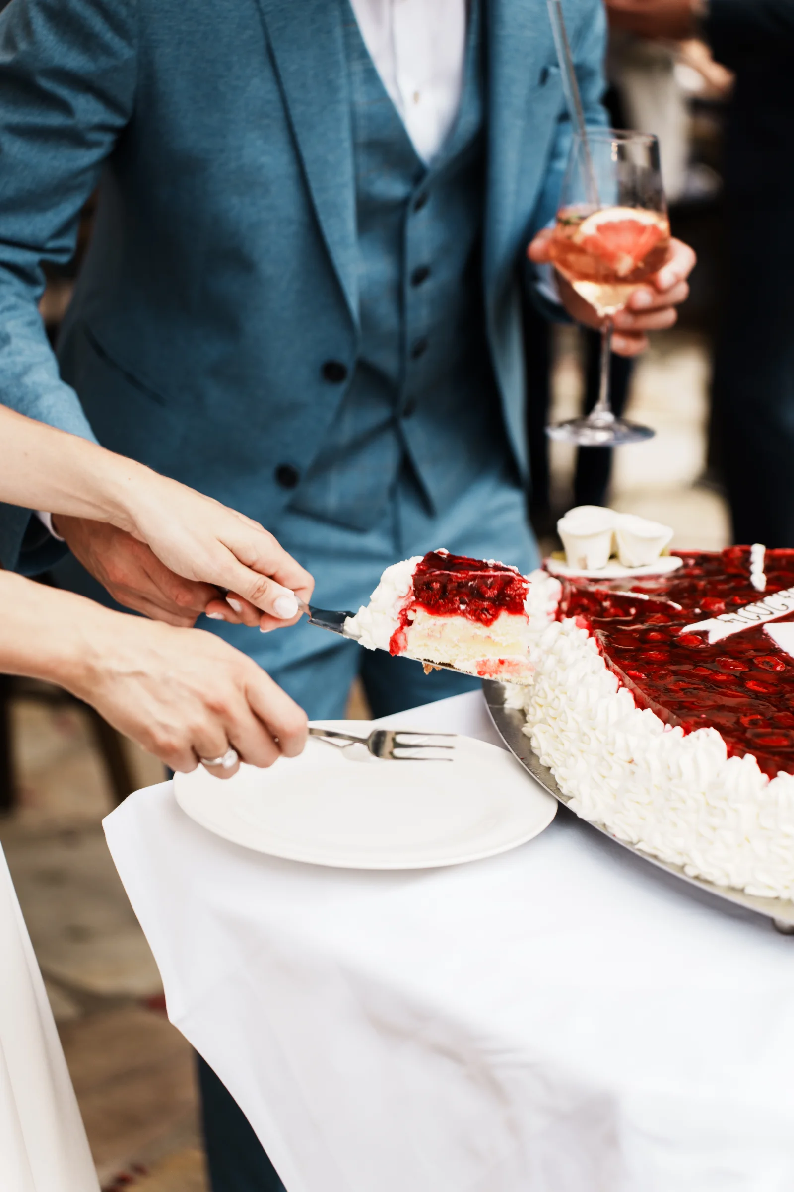 Brautpaar holt sich ein Stück Torte