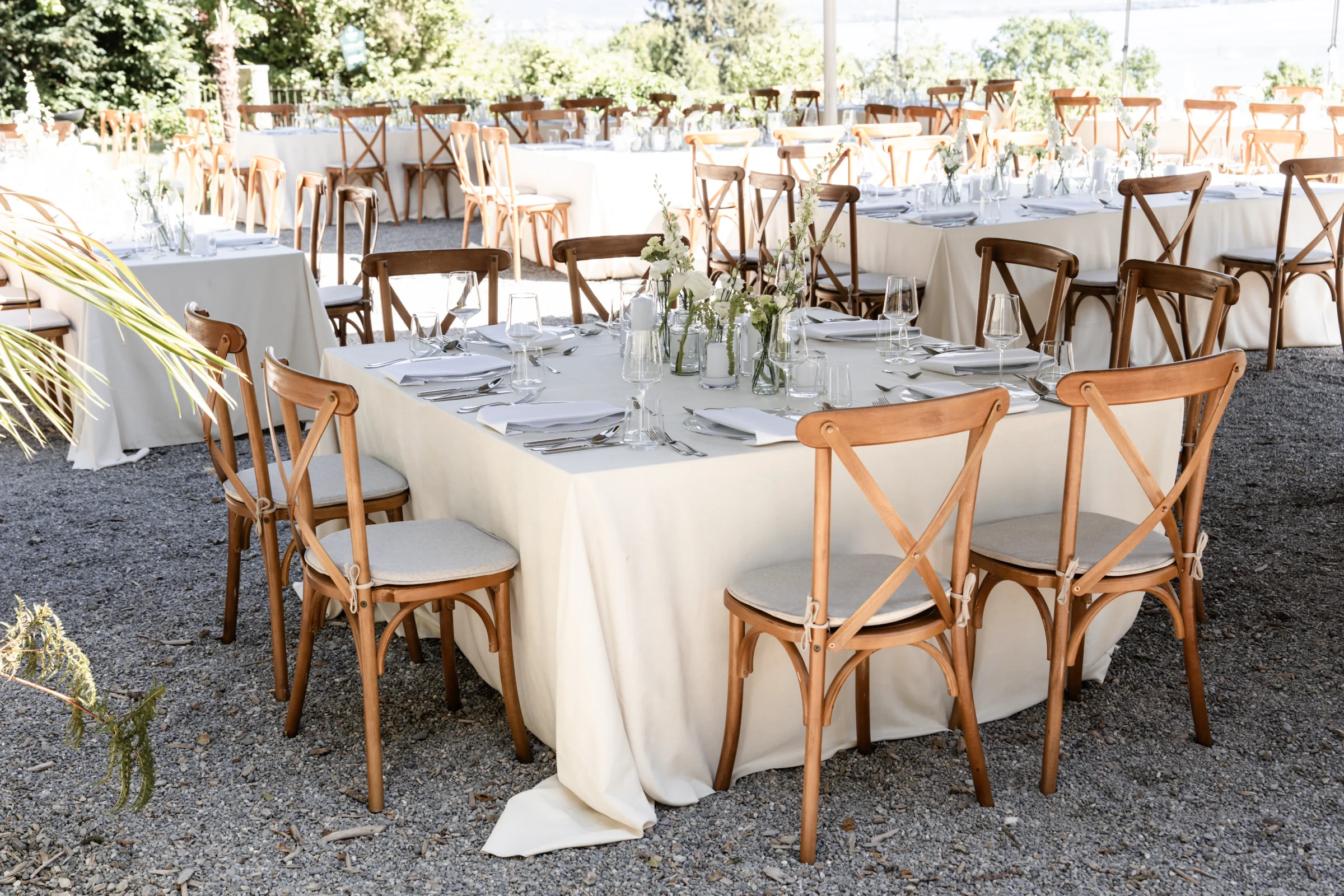 gedeckter Tisch mit Dekorationen