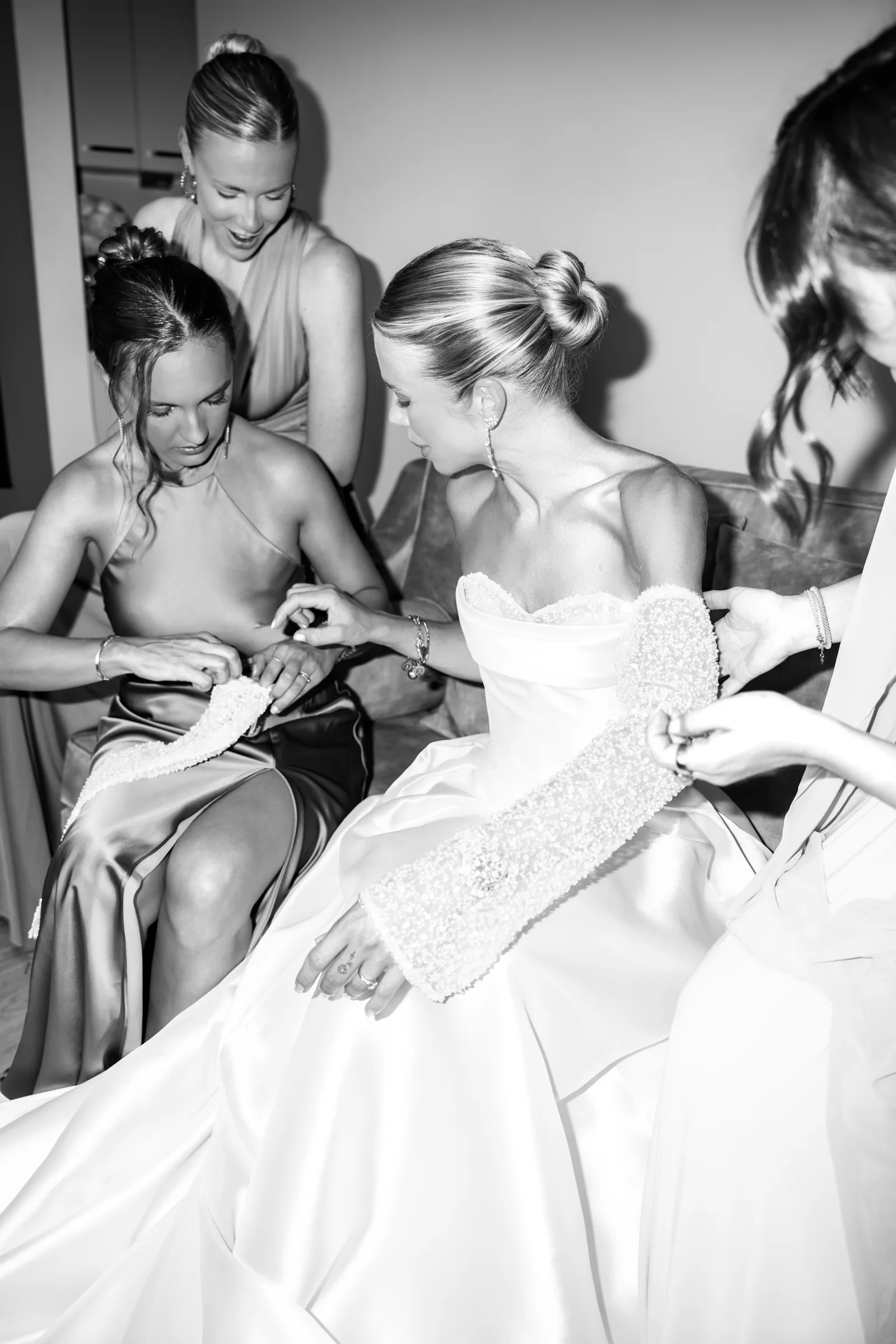 Braut beim getting ready mit ihren Brautjungfern
