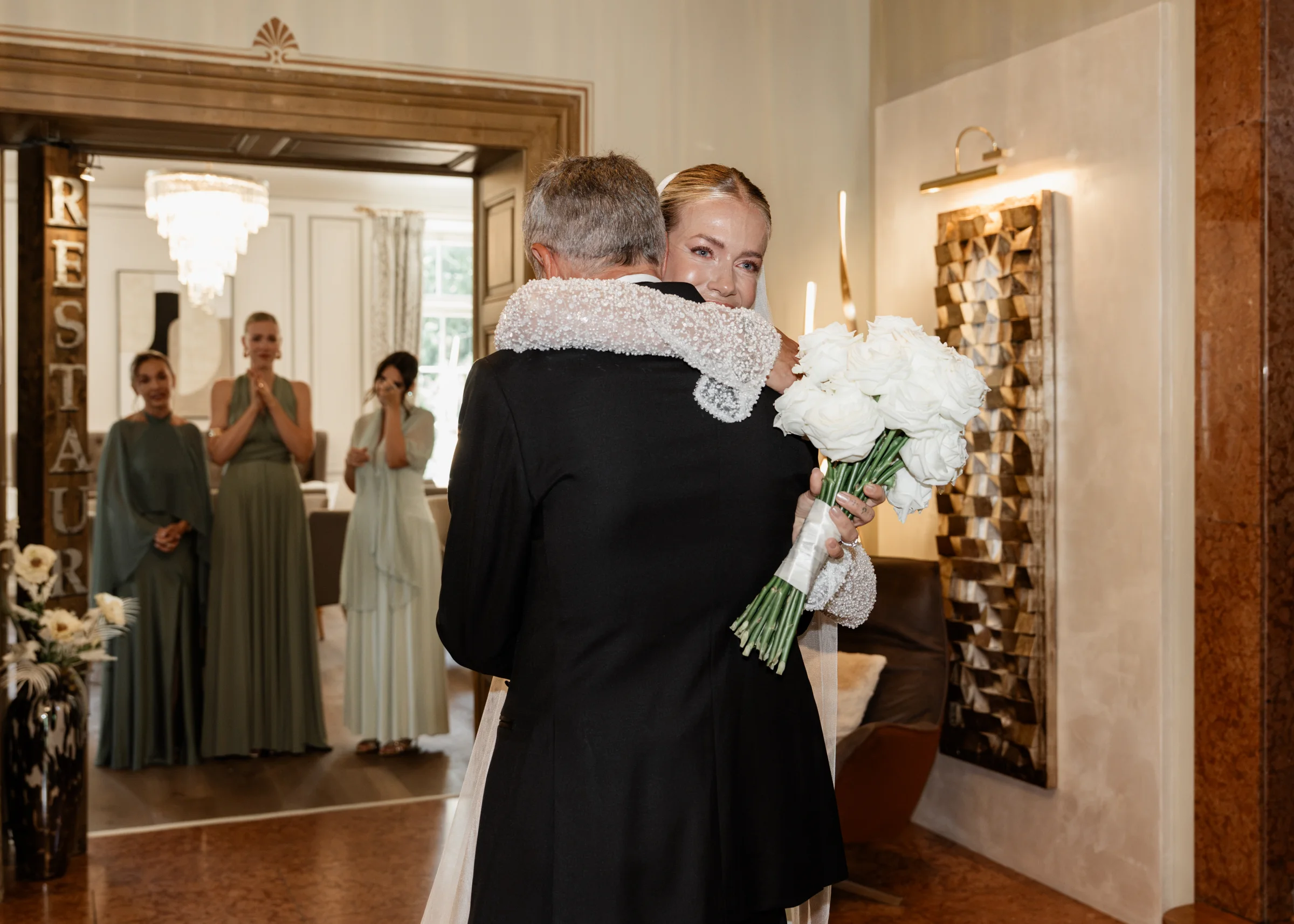 Braut umarmt ihren Papa