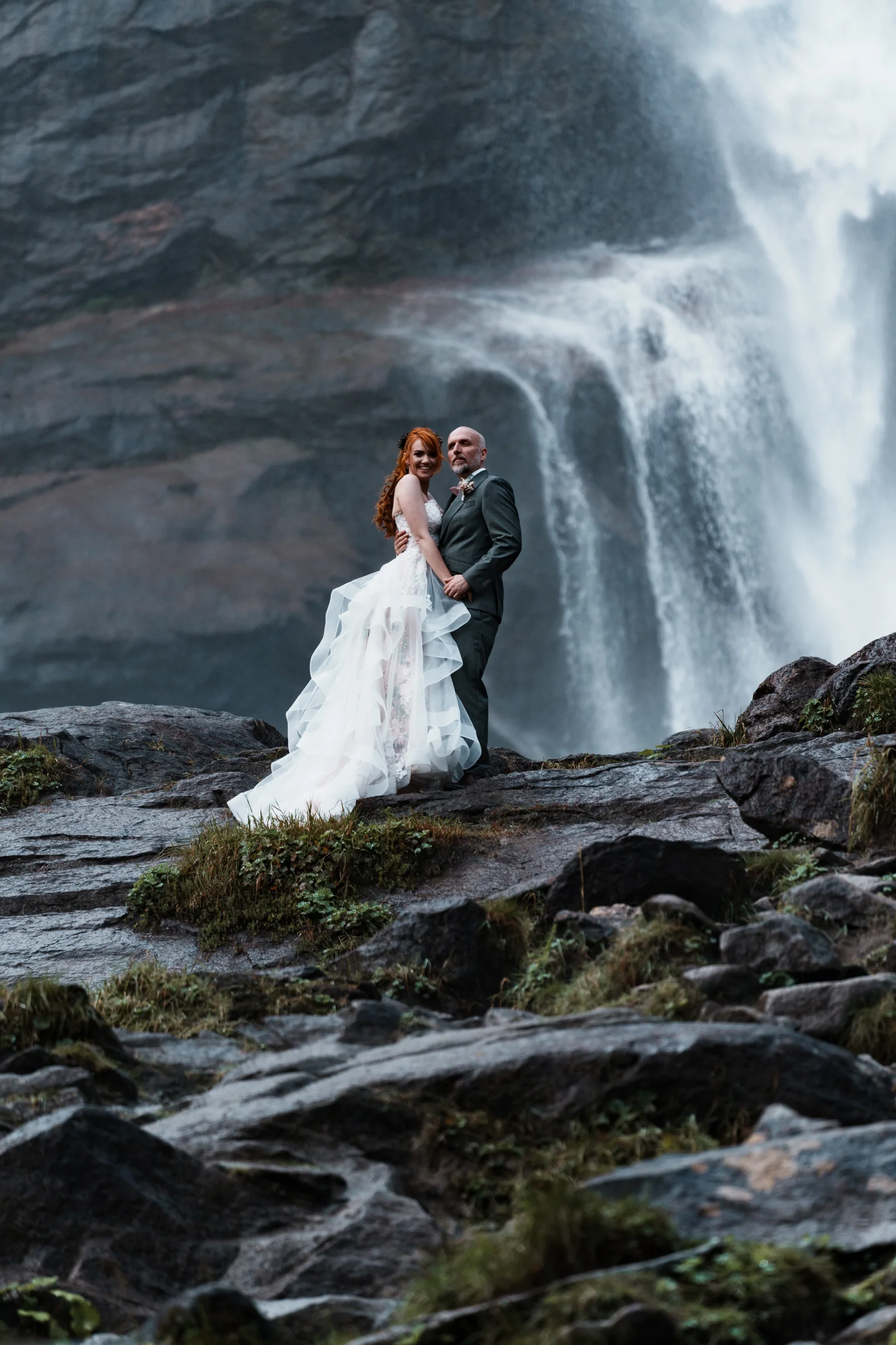 Brautpaar am Bergwasserfall