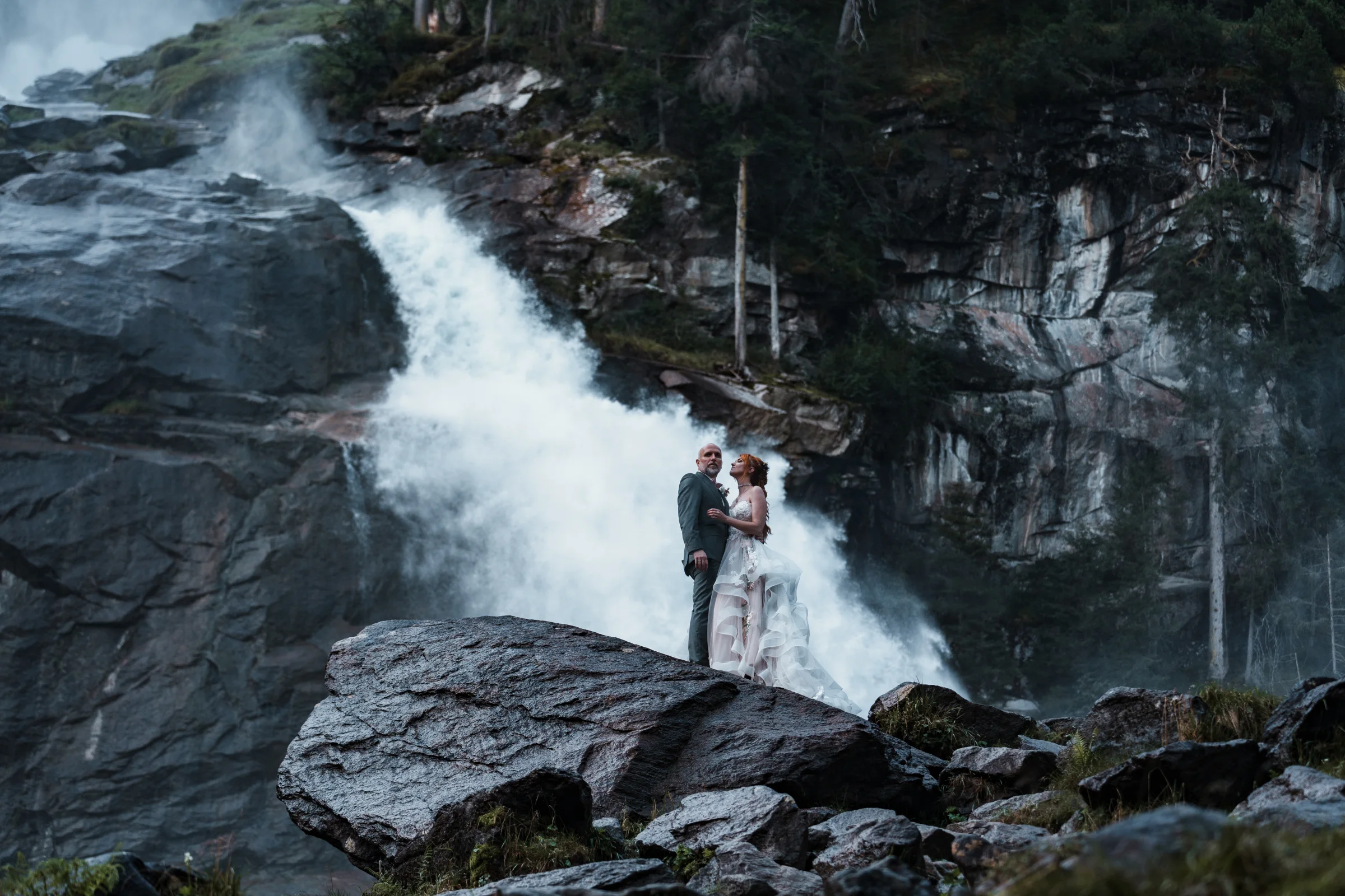 Brautpaar steht an einem Wasserfall