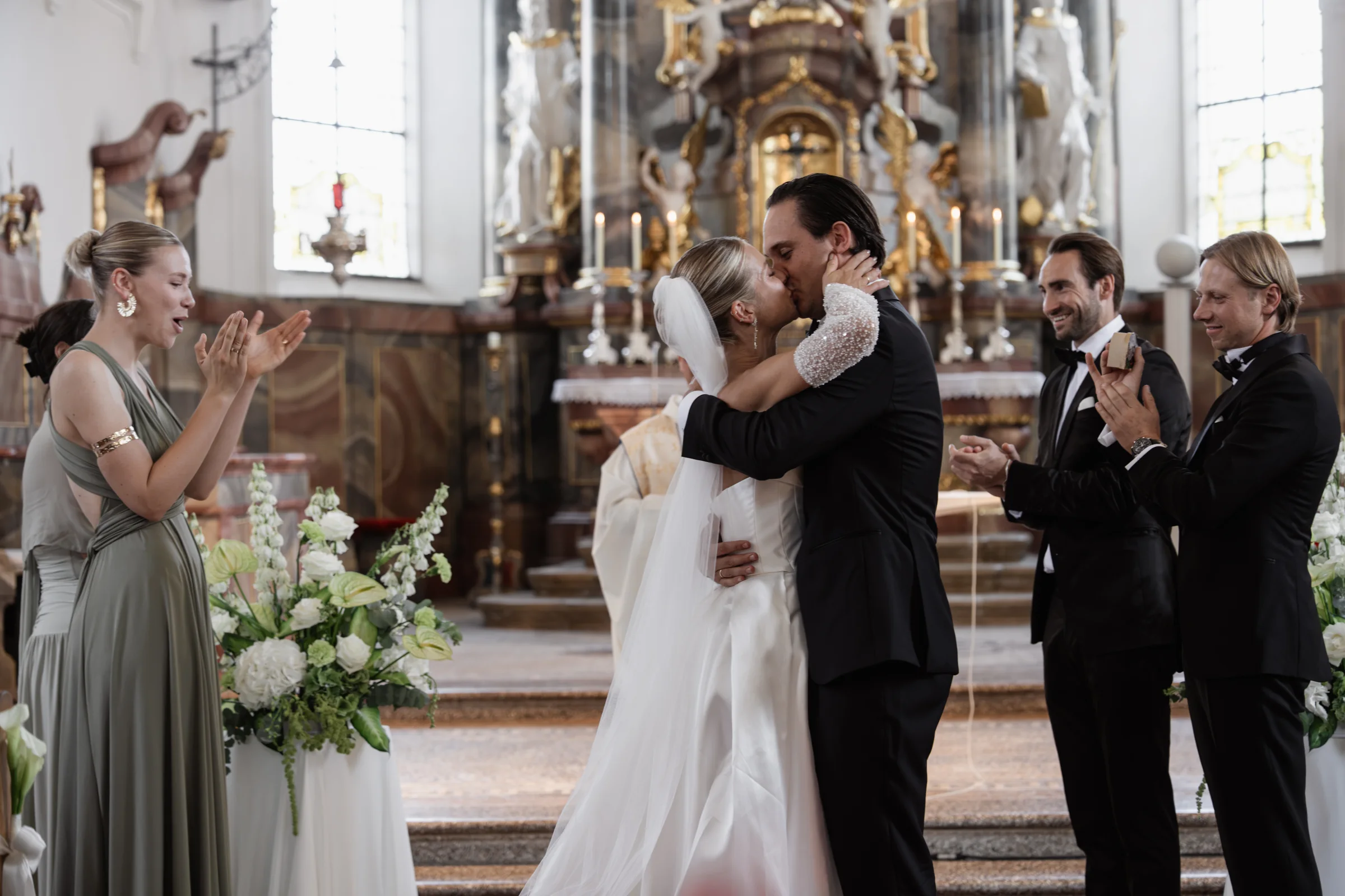 Brautpaar beim finalen Kuss in der Kirche