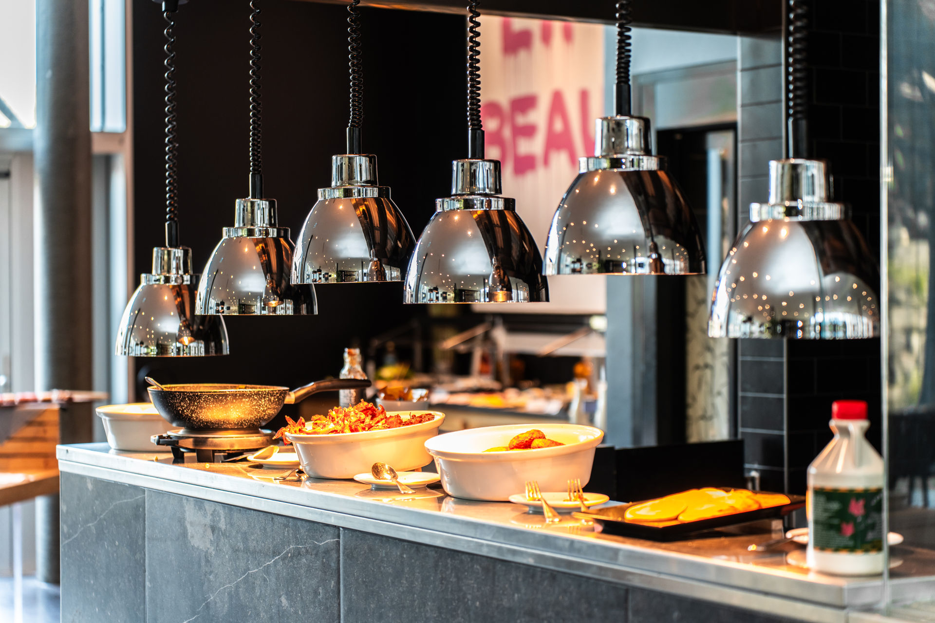 Hotelbar in Vevey mit warmem Licht und Mitarbeitern