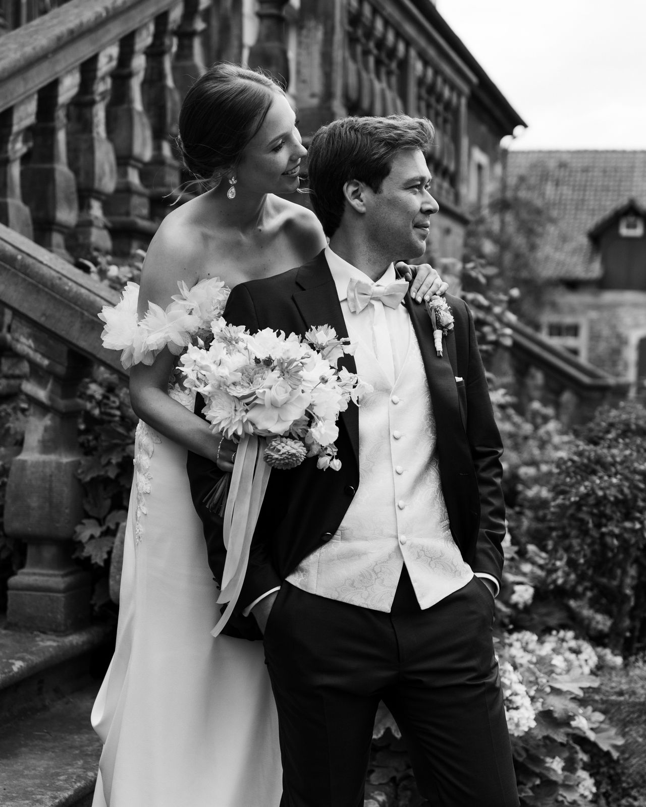 Hochzeitspaar steht auf einer Treppe